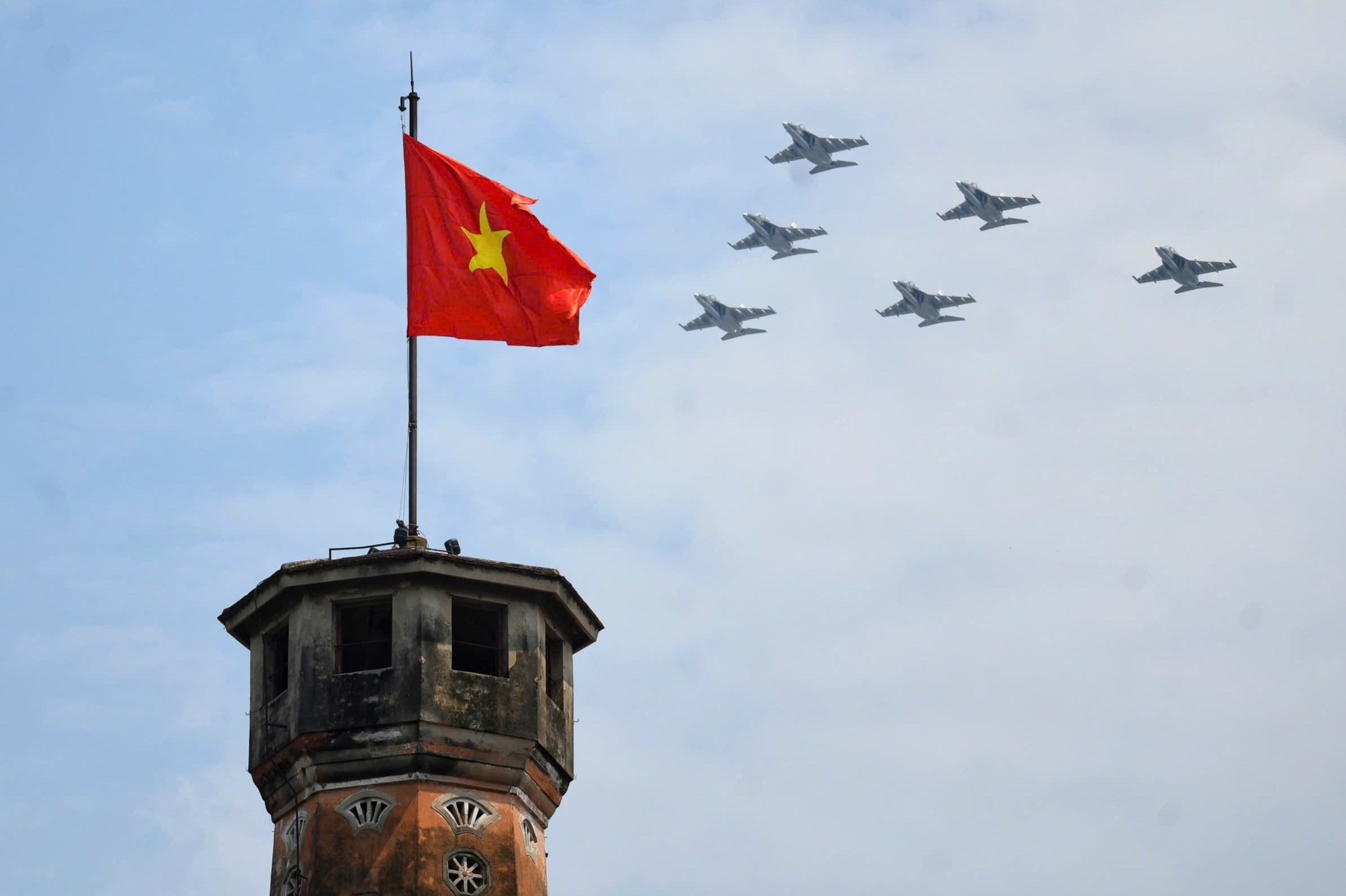 Bien doi bay bieu dien tren cac bieu tuong cua Ha Noi hinh anh