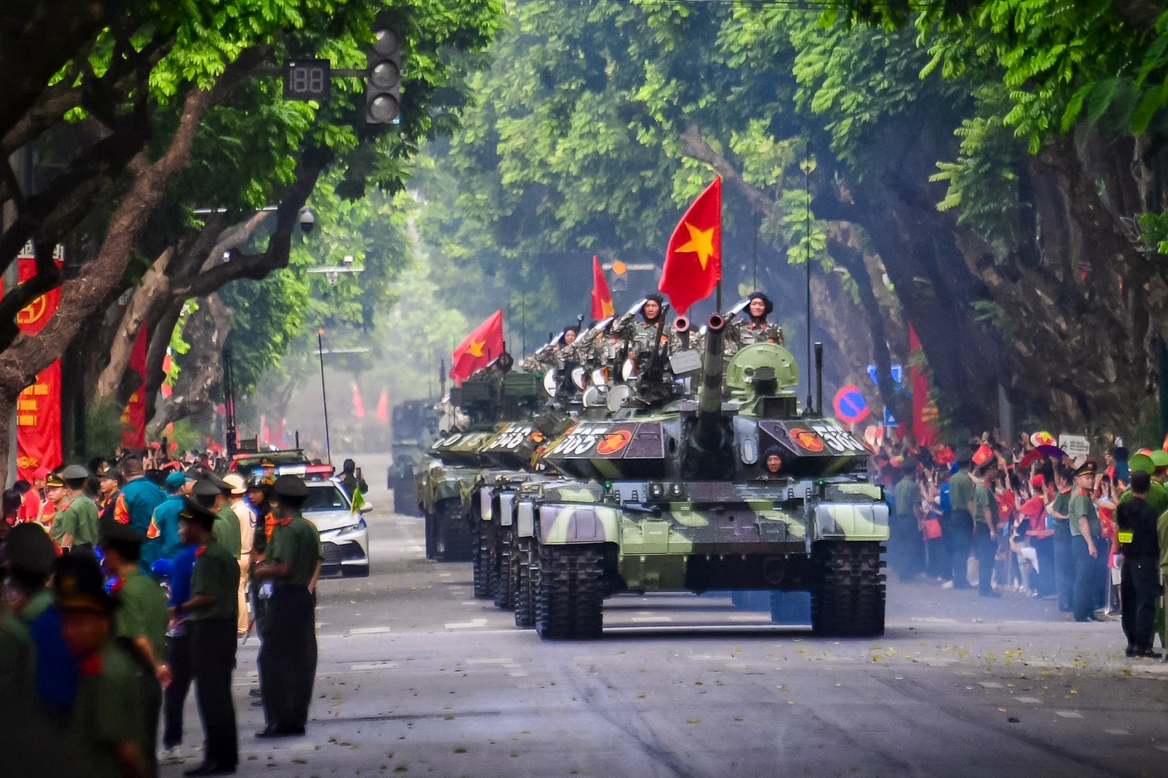 Lan dau doi hinh khi tai hien dai dieu binh tren bien, tren bo hinh anh