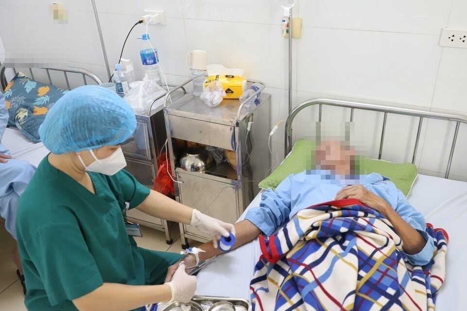 Chau tu TP.HCM ve tham, ong ba mac sot xuat huyet hinh anh