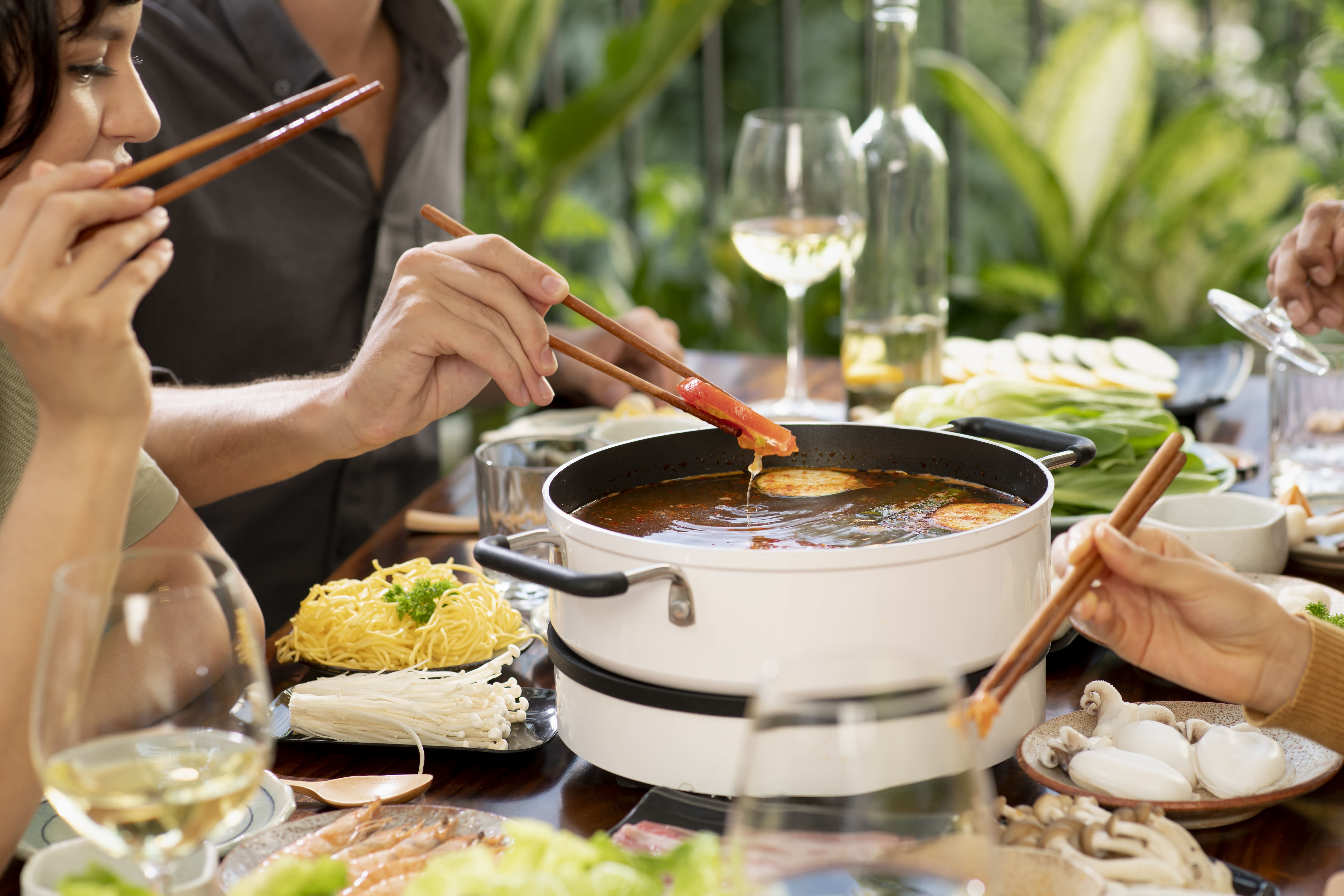 Viec can tranh khi an lau de khong nhiem benh nguy hiem hinh anh