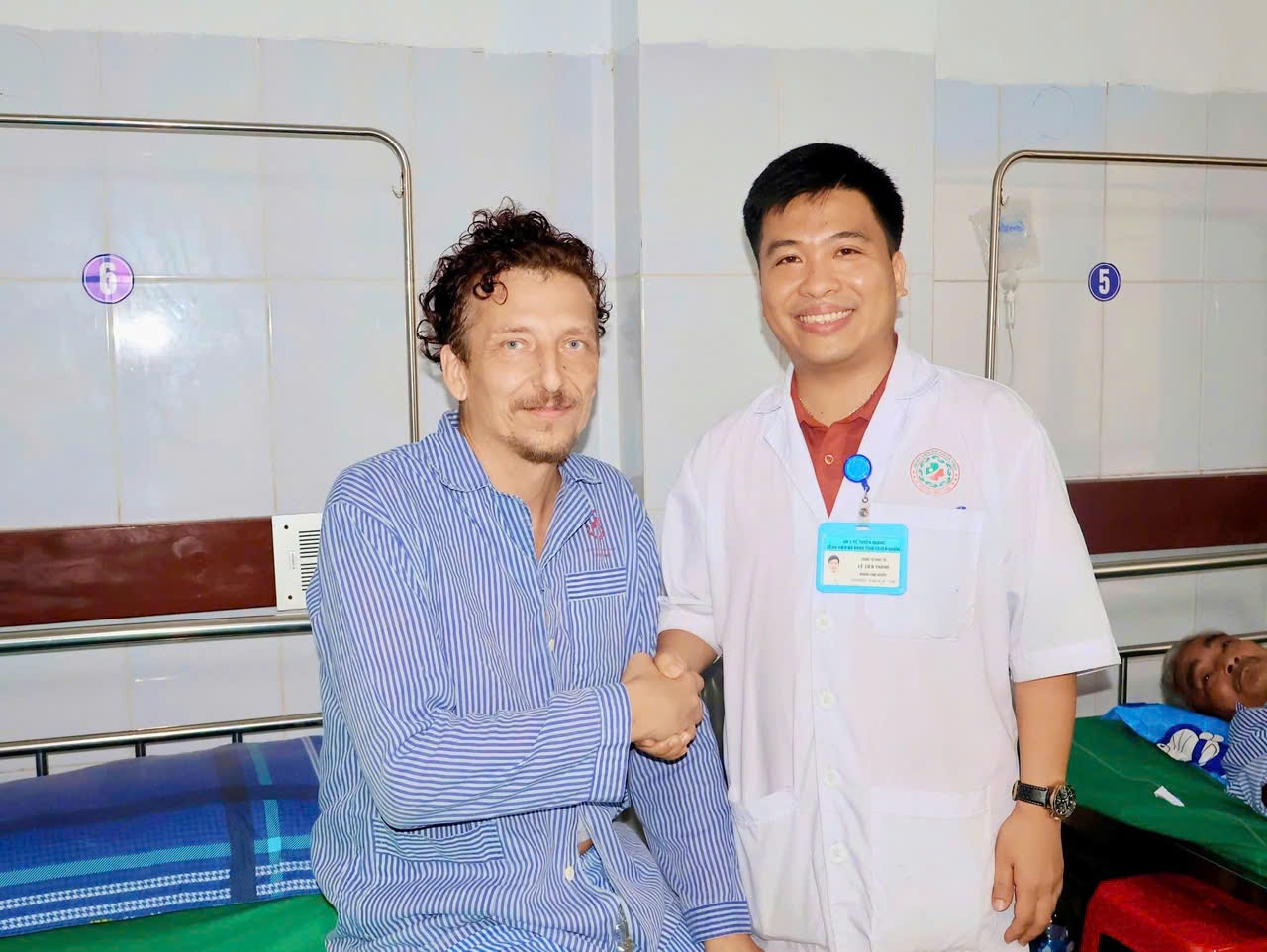 Bac si mo khan, cuu benh nhan nguoi Nga khong tien, khong nguoi than hinh anh