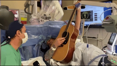 Ca mo nao dac biet, benh nhan vua tinh vua choi guitar hinh anh