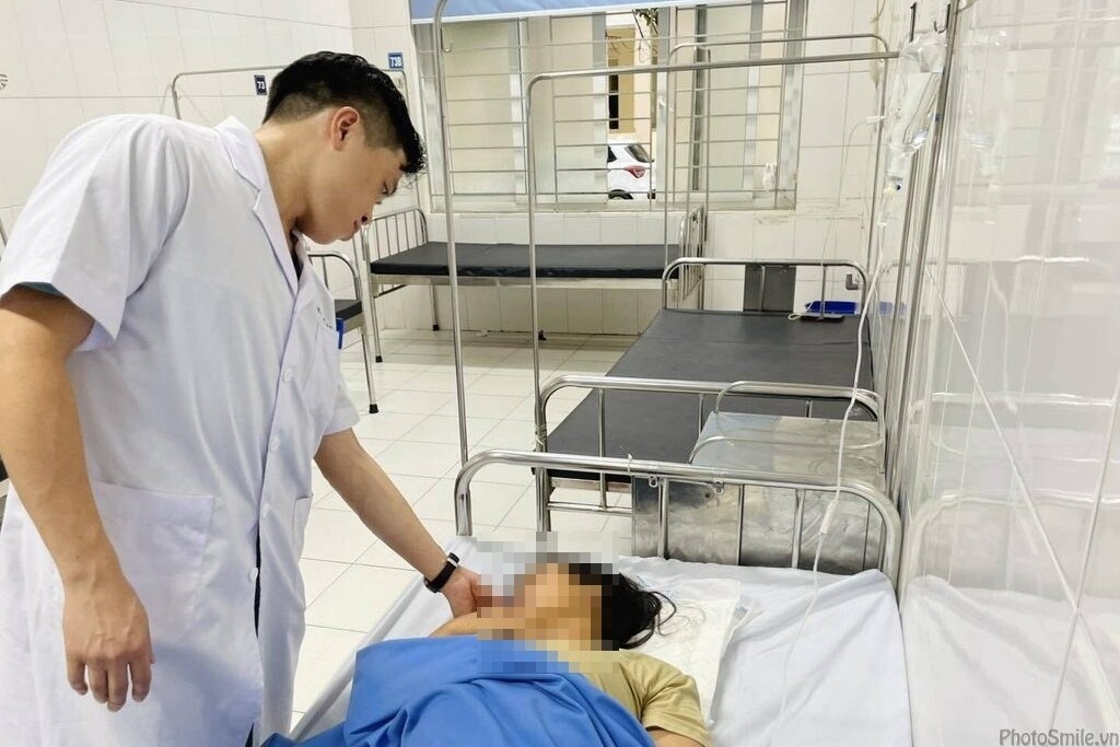 Di trong mua bao, 1 nguoi nhap vien cap cuu vi chan thuong so nao hinh anh