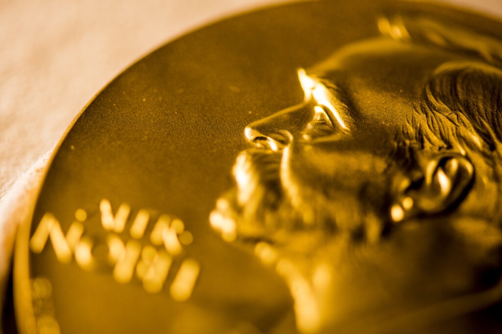 Tu nhung con chuot duc ky la den Nobel Y sinh 2025 hinh anh