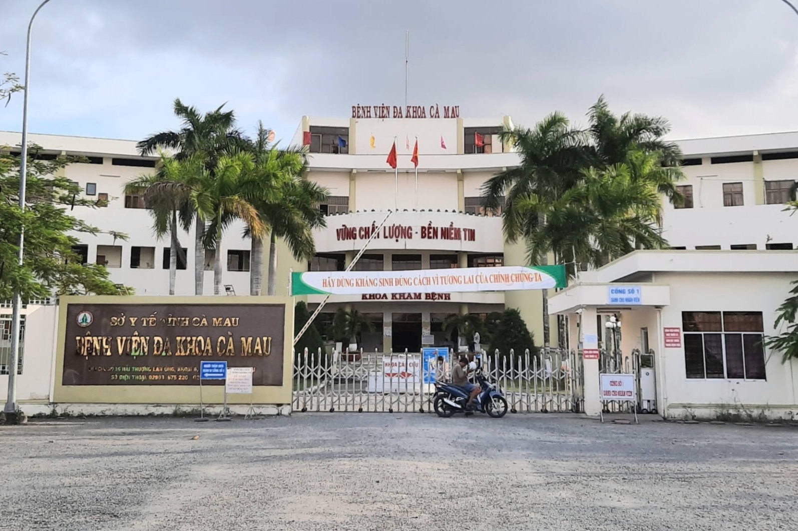 Nguoi dan ong lien tuc goi duong day nong BVDK Ca Mau chui rua hinh anh