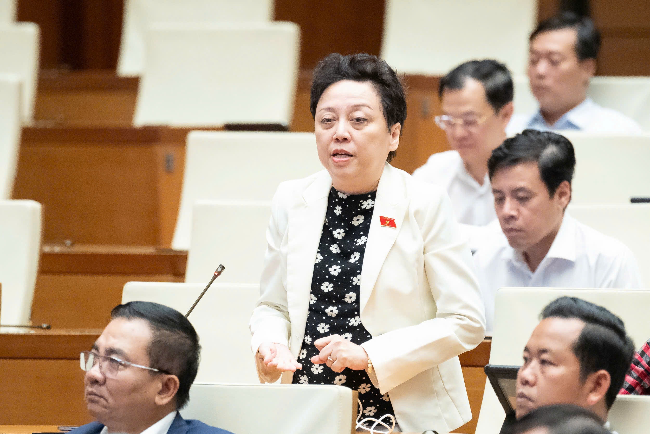 DBQH: Luong nhan vien y te la cap thiet, 'co thuc moi vuc duoc dao' hinh anh