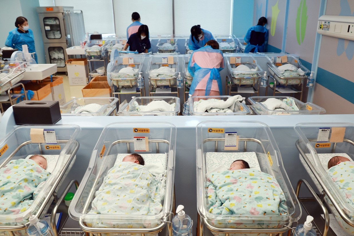 Quoc gia chau A rung dong vi loat vu trao nham con hinh anh