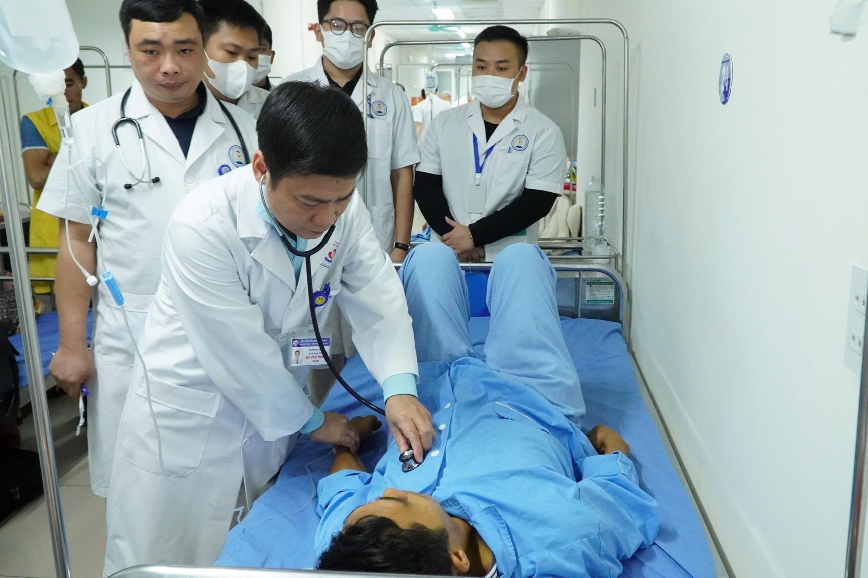 Nguoi dan ong suy gan, suy than sau khi loi nuoc lu hinh anh