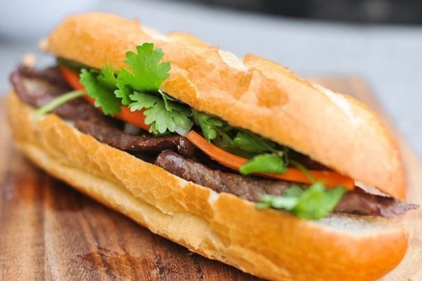 Hon 40 nguoi o TP.HCM di cap cuu sau khi an banh mi hinh anh