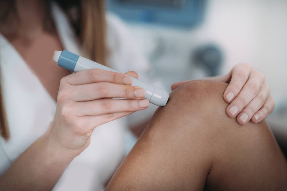 5 dau hieu o ban chan canh bao duong huyet tang cao hinh anh