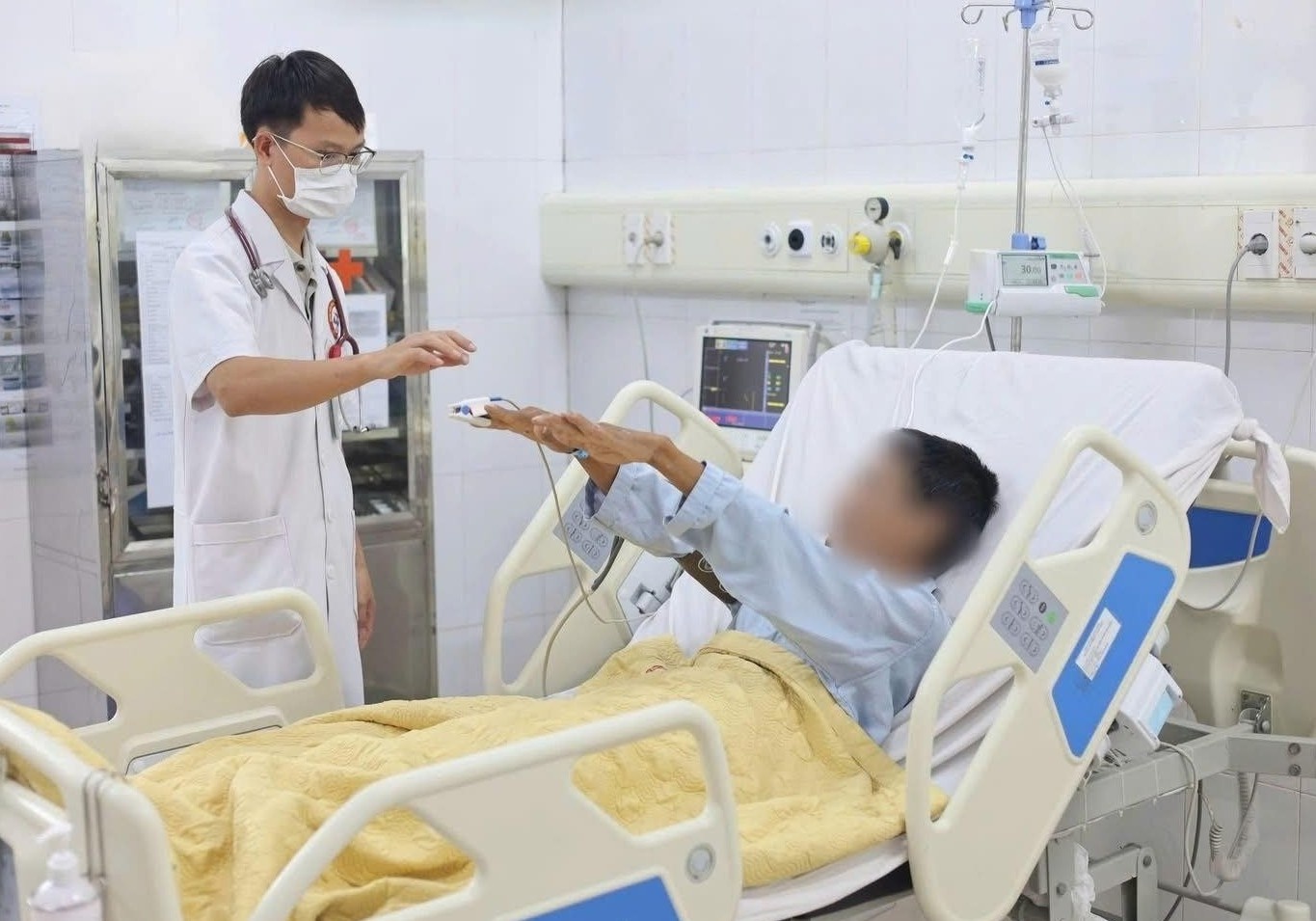 Sau bua com, nguoi dan ong nhap vien vi chat kich doc trong ca hinh anh