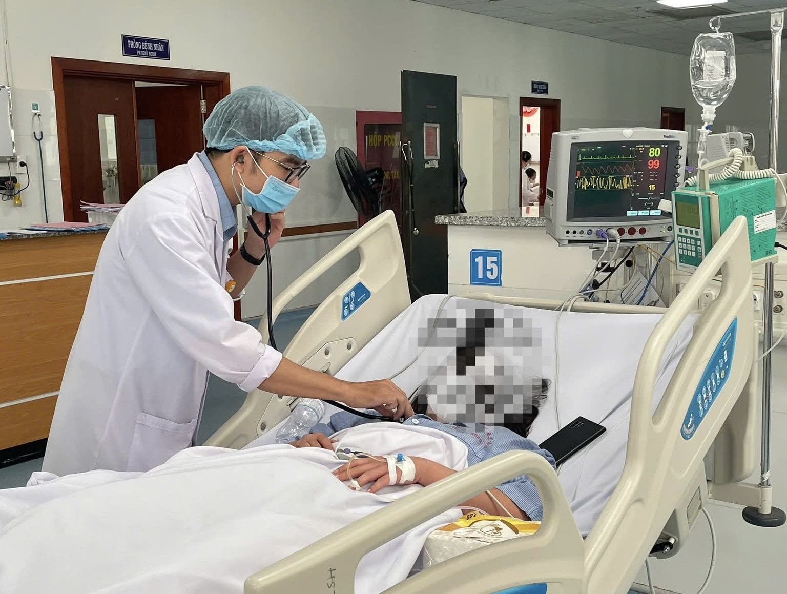 Co gai 19 tuoi nguy kich sau 4 ngay sot hinh anh