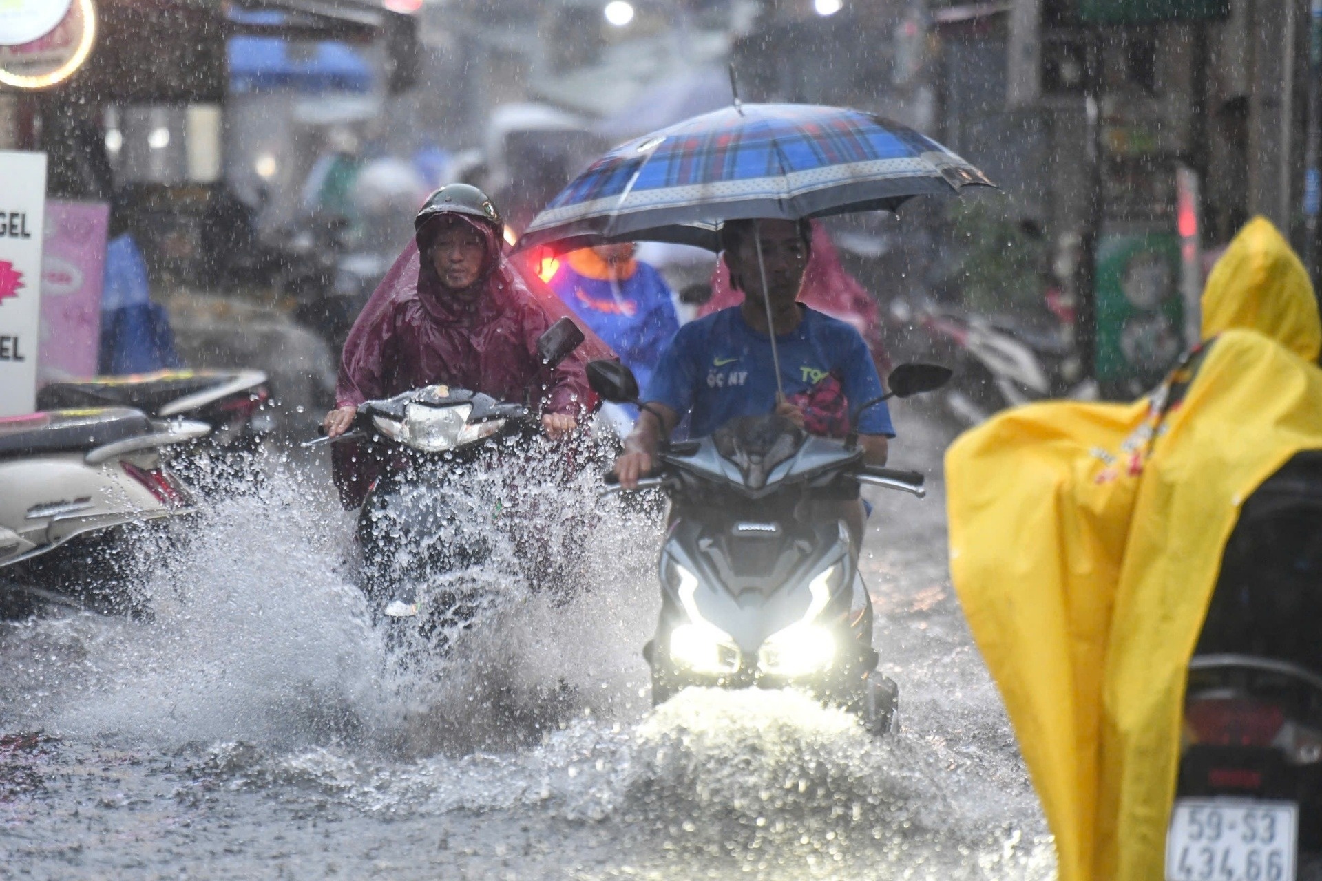 Cuoi nam bao van con nhieu, co bat thuong khong? hinh anh