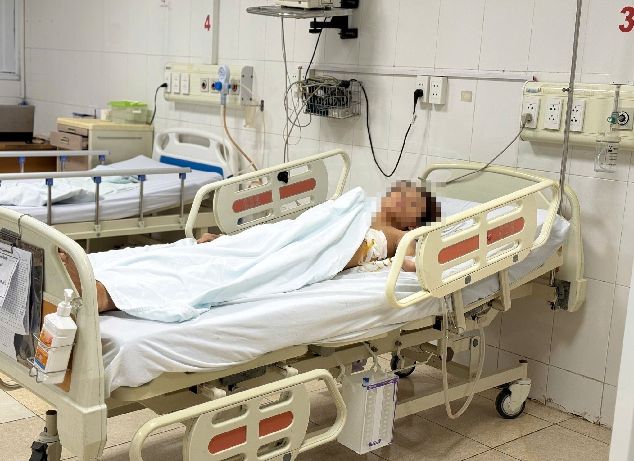 Nong sot lien tuc 10 ngay, vua nhap vien da nguy kich hinh anh