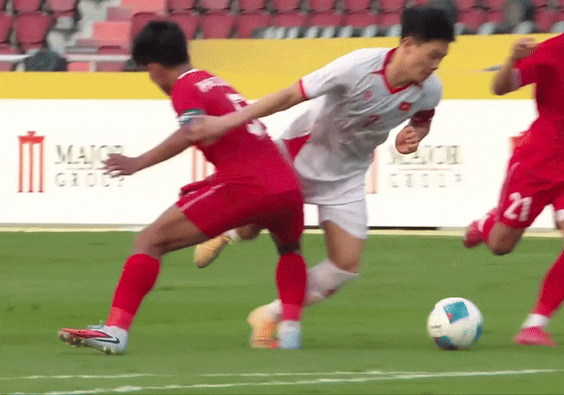 Chuyên gia nói về tình huống bị ngáng chân của Đình Bắc