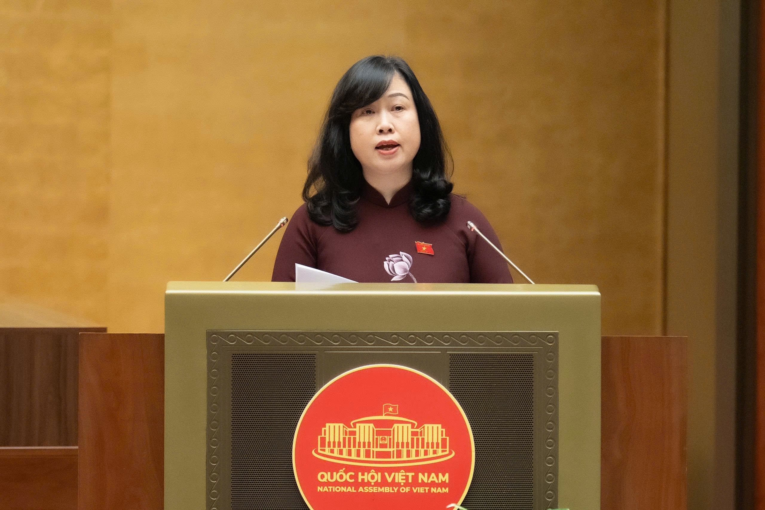 Bộ trưởng Y tế Đào Hồng Lan trình báo cáo tiếp thu, giải trình và chỉnh lý đối với dự thảo Nghị quyết trước Quốc hội. Ảnh: Quốc Hội.