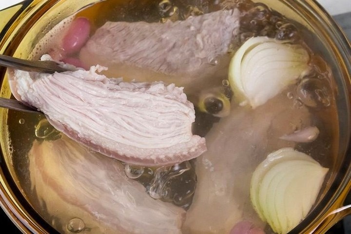 Cach luoc thit ngon: Khong cho nhung loai gia vi nay vao nuoc luoc hinh anh