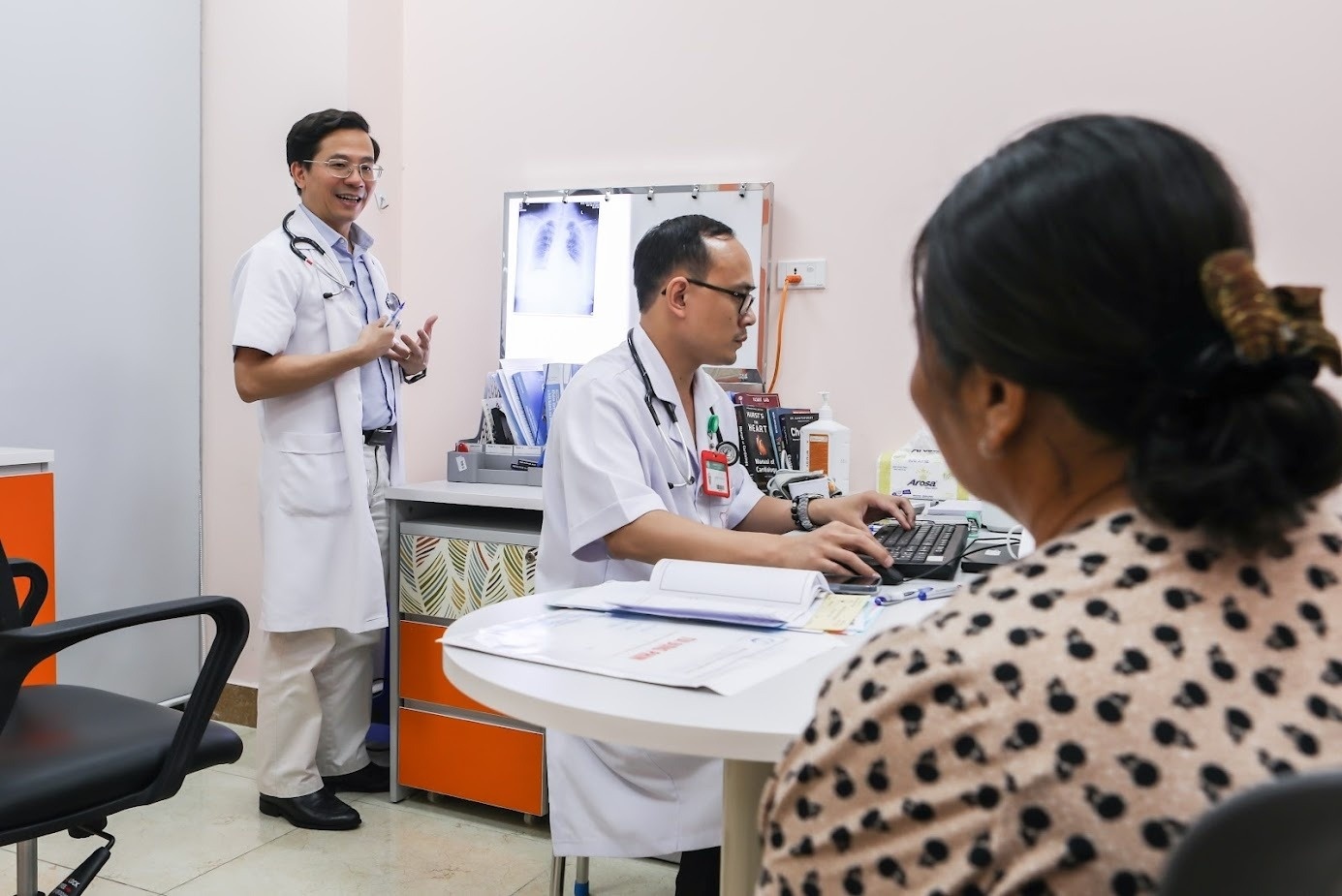 Mien vien phi tu 2026: Ai duoc mien, bao hiem y te thay doi ra sao? hinh anh