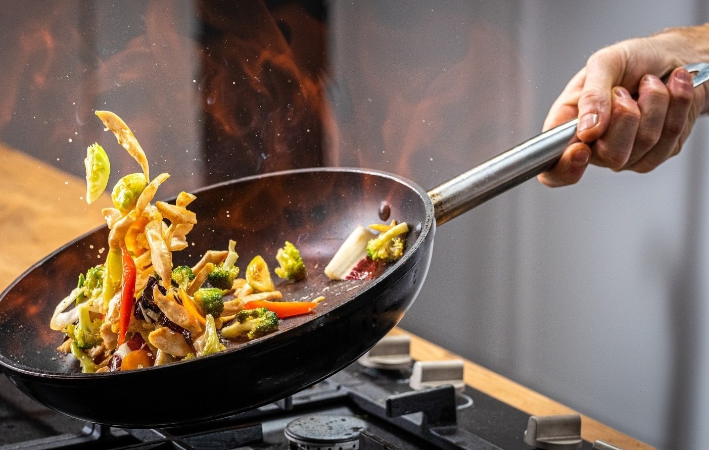 Vi sao dung mo lon chien xao lai ngon hon dau an? hinh anh