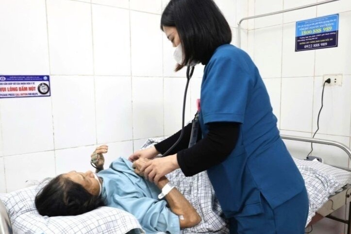 Nguoi phu nu ganh hau qua vi chu quan khi bi ga da hinh anh