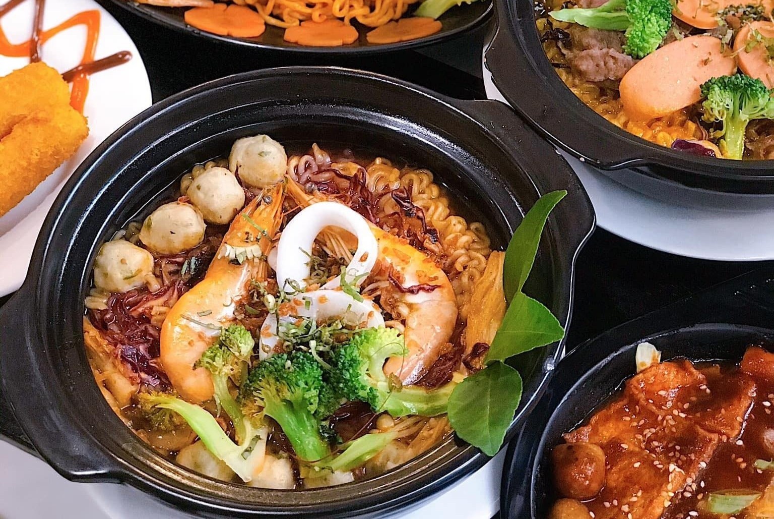 Be trai nhiem HP non ra mau, di tieu phan den sau khi an mi cay hinh anh