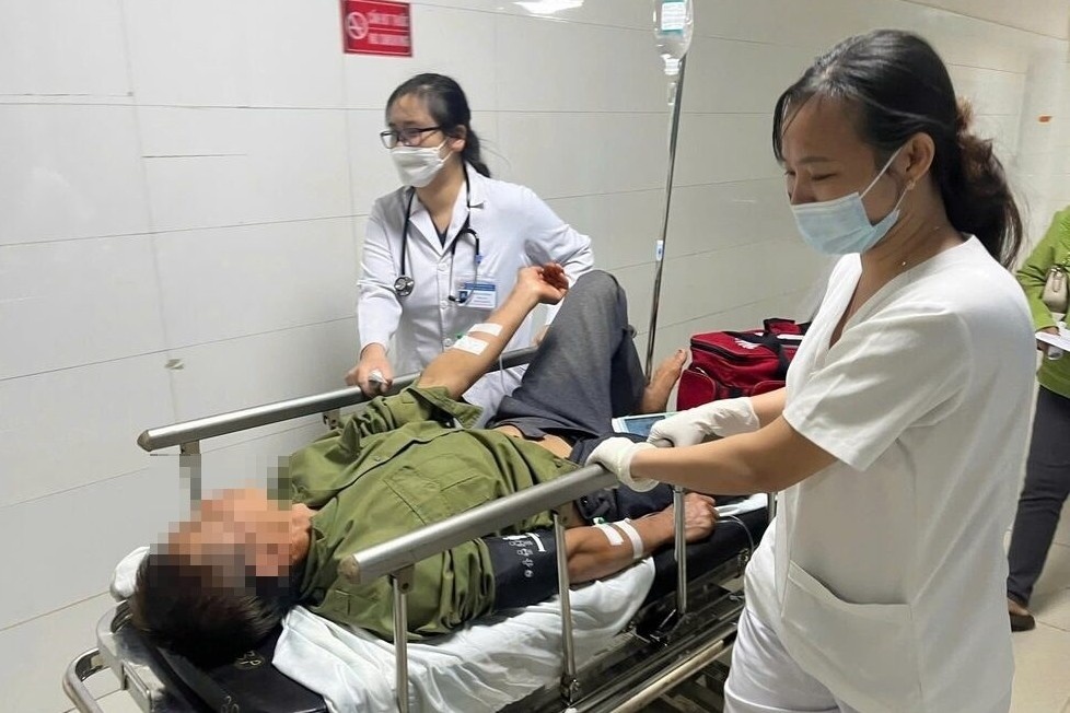 Dang binh thuong, nguoi dan ong dot quy sau bua com toi hinh anh