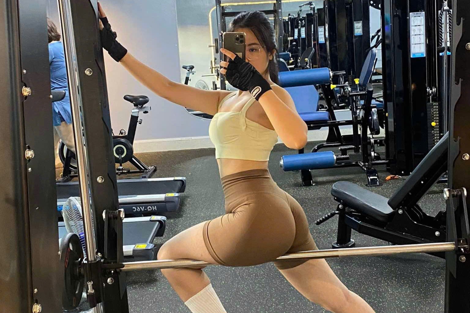 Nu bac si sang ngoi phong kham, toi lam mau anh va HLV gym hinh anh