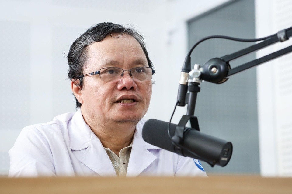 Bac si Truong Huu Khanh: 'Khong the noi vaccine Covid-19 gay ung thu' hinh anh