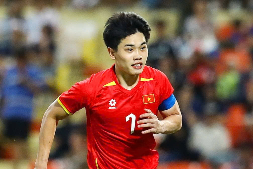 Cau thu lien tuc chan thuong nang, bac si tuyen Viet Nam neu ly do hinh anh