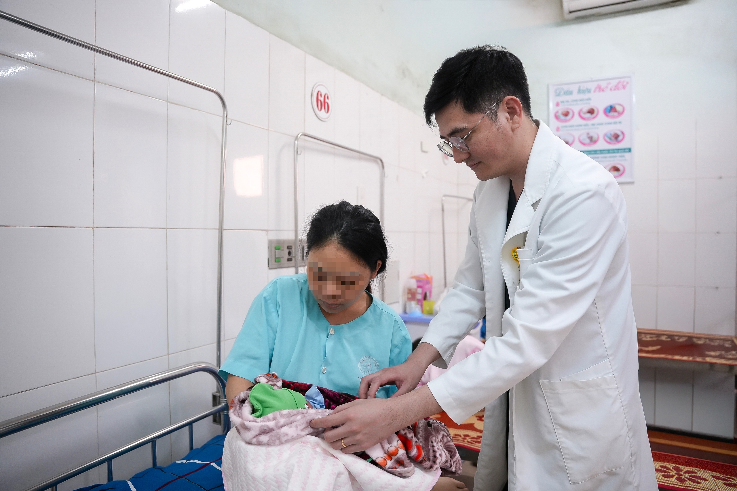 Cuu me con san phu bi xuat huyet buong oi hiem gap ngay can Tet hinh anh