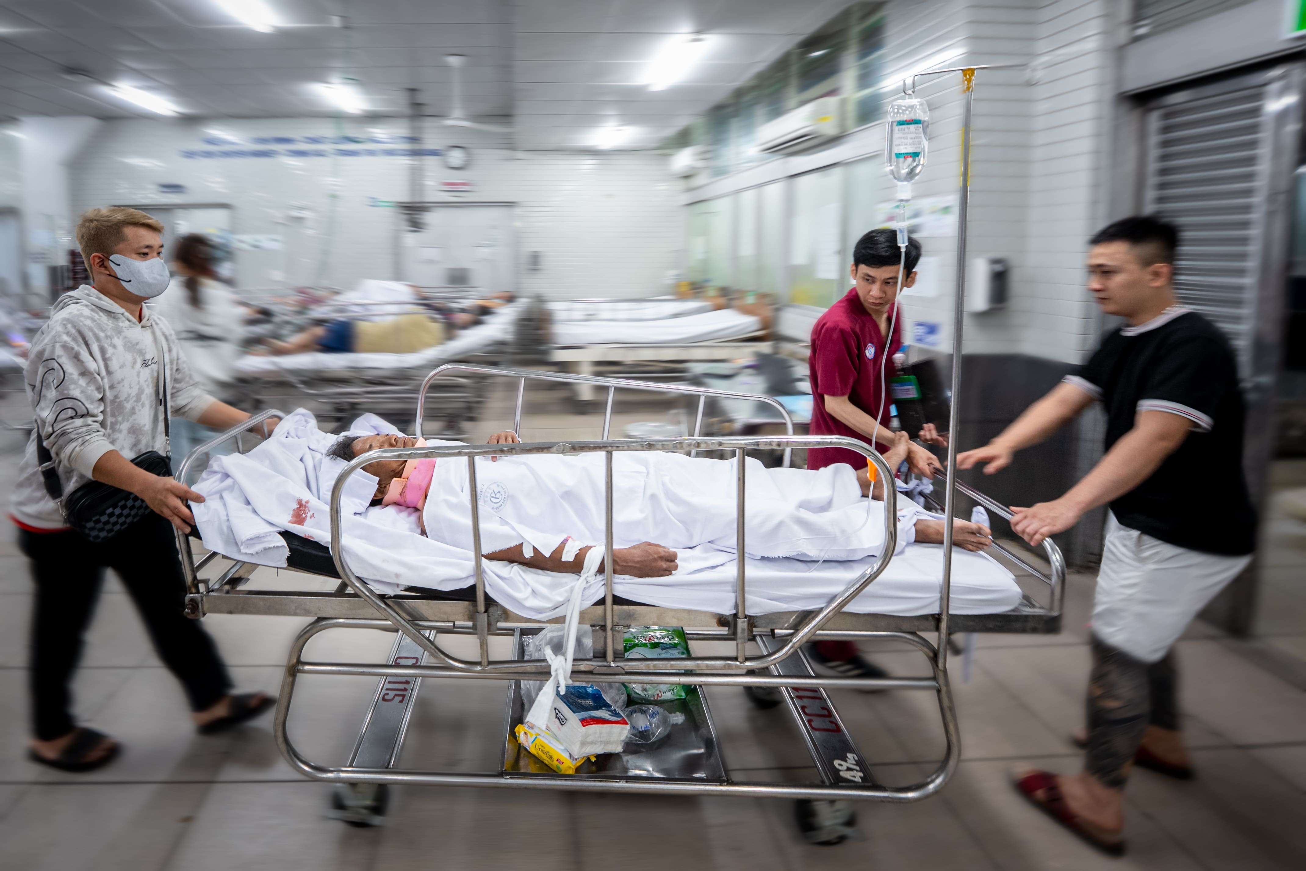 Dem mung 3 Tet cang thang tai khoa Cap cuu Cho Ray hinh anh