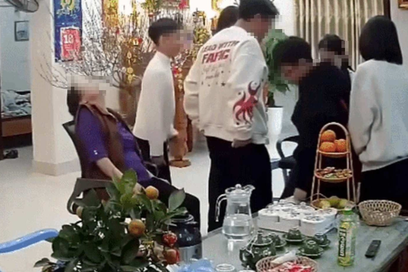 Video ba cu dot quy ngay Mung 1 Tet gay xon xao: Chuyen gia noi gi? hinh anh