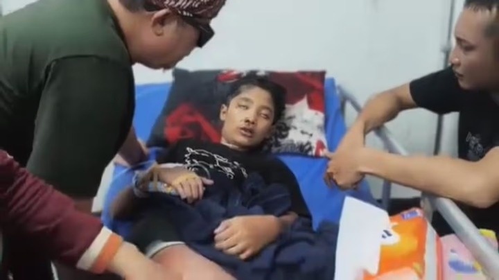 Bi me ke ep uong nuoc soi, cau be 12 tuoi tu vong thuong tam hinh anh