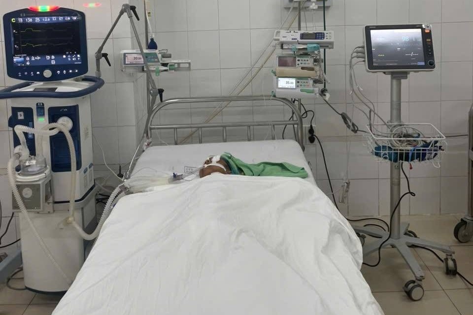 Bi ran cap nia can khi dang ngu tren nen nha, be gai liet toan than hinh anh