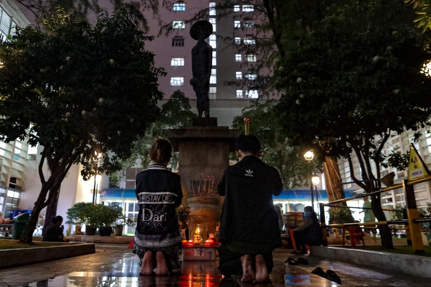 Han gan gia dinh suyt tan vo sau dam tang cha hinh anh