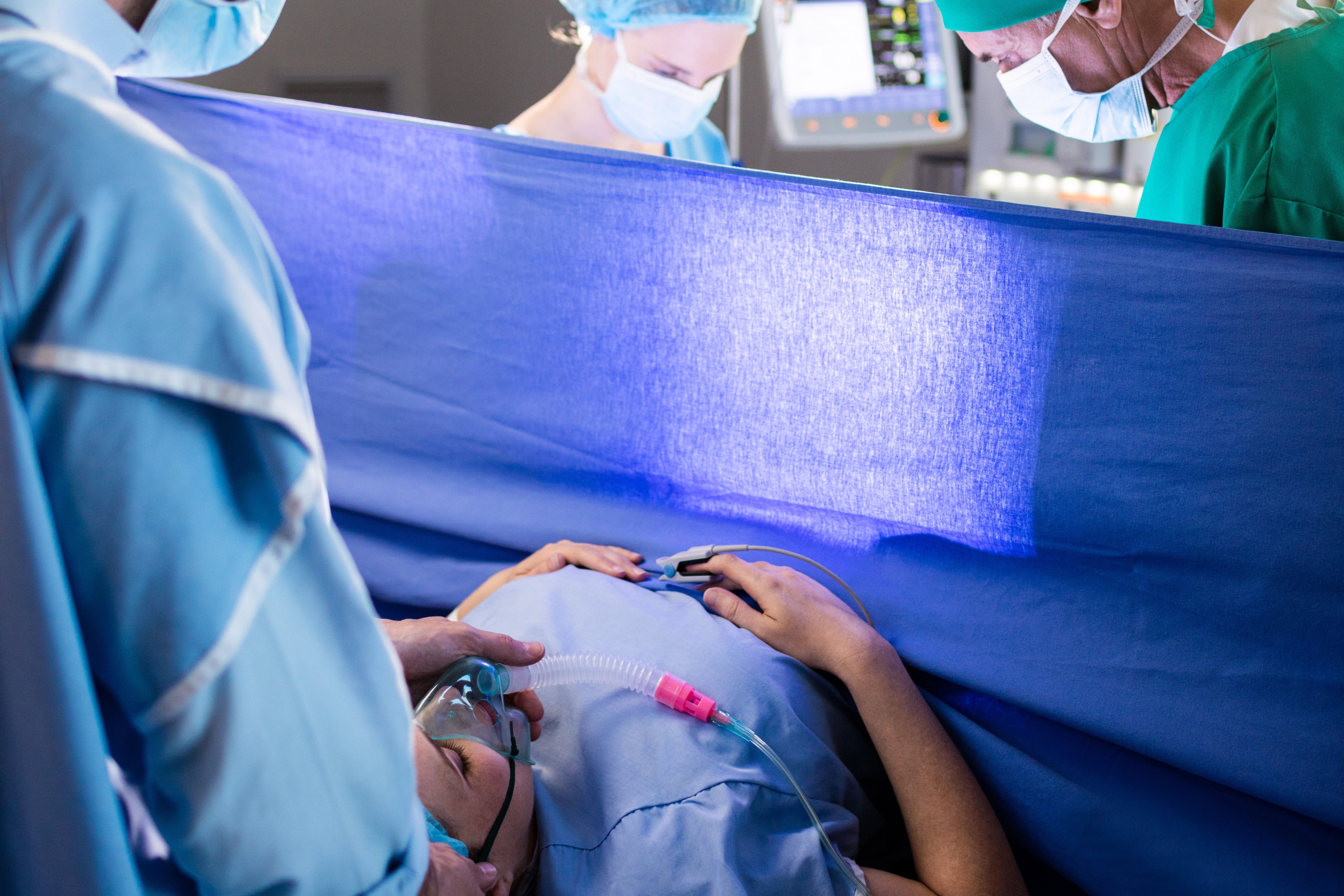 Nam liet giuong 35 nam, nguoi phu nu sinh con lam nhieu nguoi bat ngo hinh anh