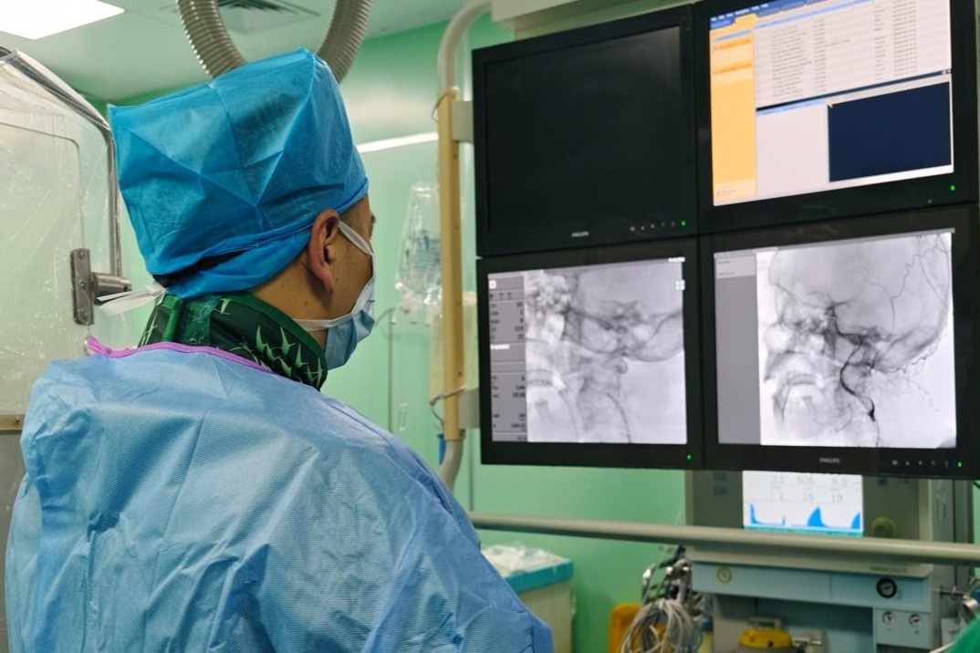 Viec hay lam khi dau nhuc co khien nguoi dan ong hon me tai san bay hinh anh