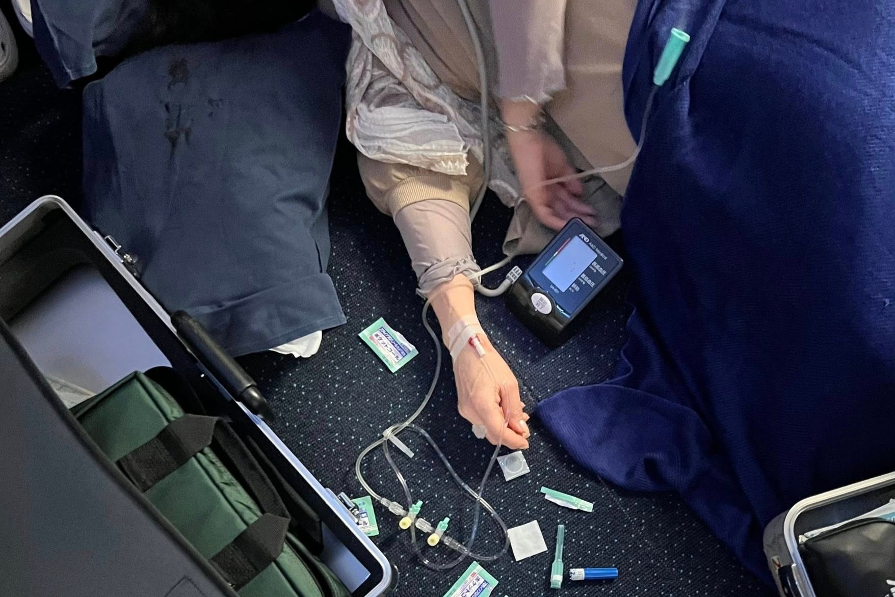 Bac si Viet cap cuu hanh khach ngat xiu tren chuyen bay di Nhat hinh anh
