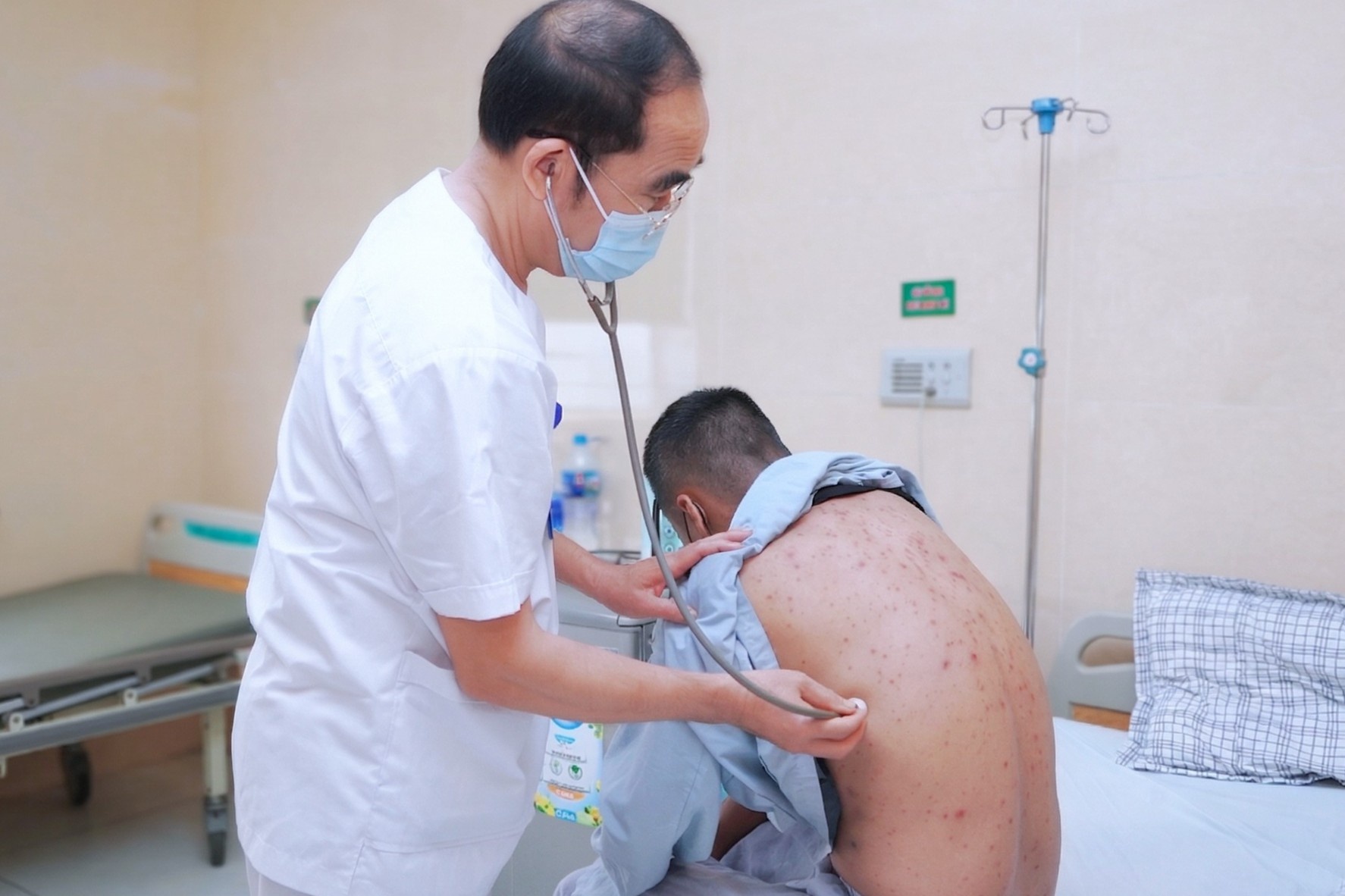 Nhap vien voi day dac not mu duc vi chu quan can benh tuong nhe hinh anh