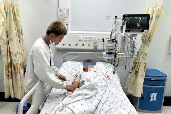 Dang khoe manh, thieu nien o TP.HCM dot ngot yeu tay chan hinh anh