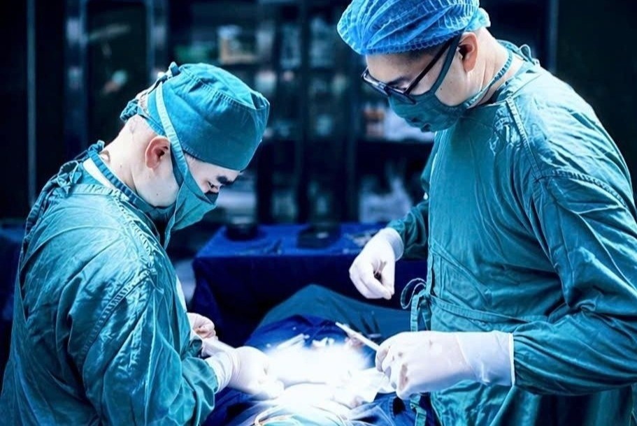 Nguoi dan ong nhap vien sau 7 ngay cuong lien tuc hinh anh