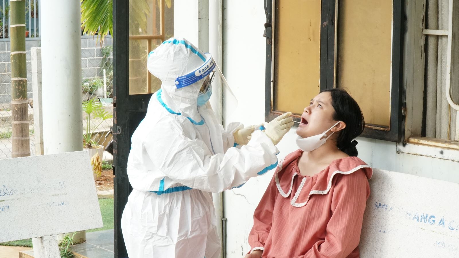 Tre 2 tuoi khong qua khoi vi nao mo cau, nguoi than duong tinh hinh anh