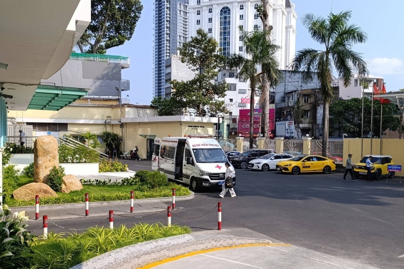 Danh tinh bac si Cho Ray lao xuong xe cap cuu viral khap MXH hinh anh