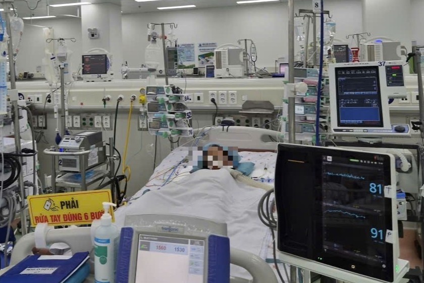 Be gai o TP.HCM nguy kich sau mot ngay sot nhe, kho tho hinh anh