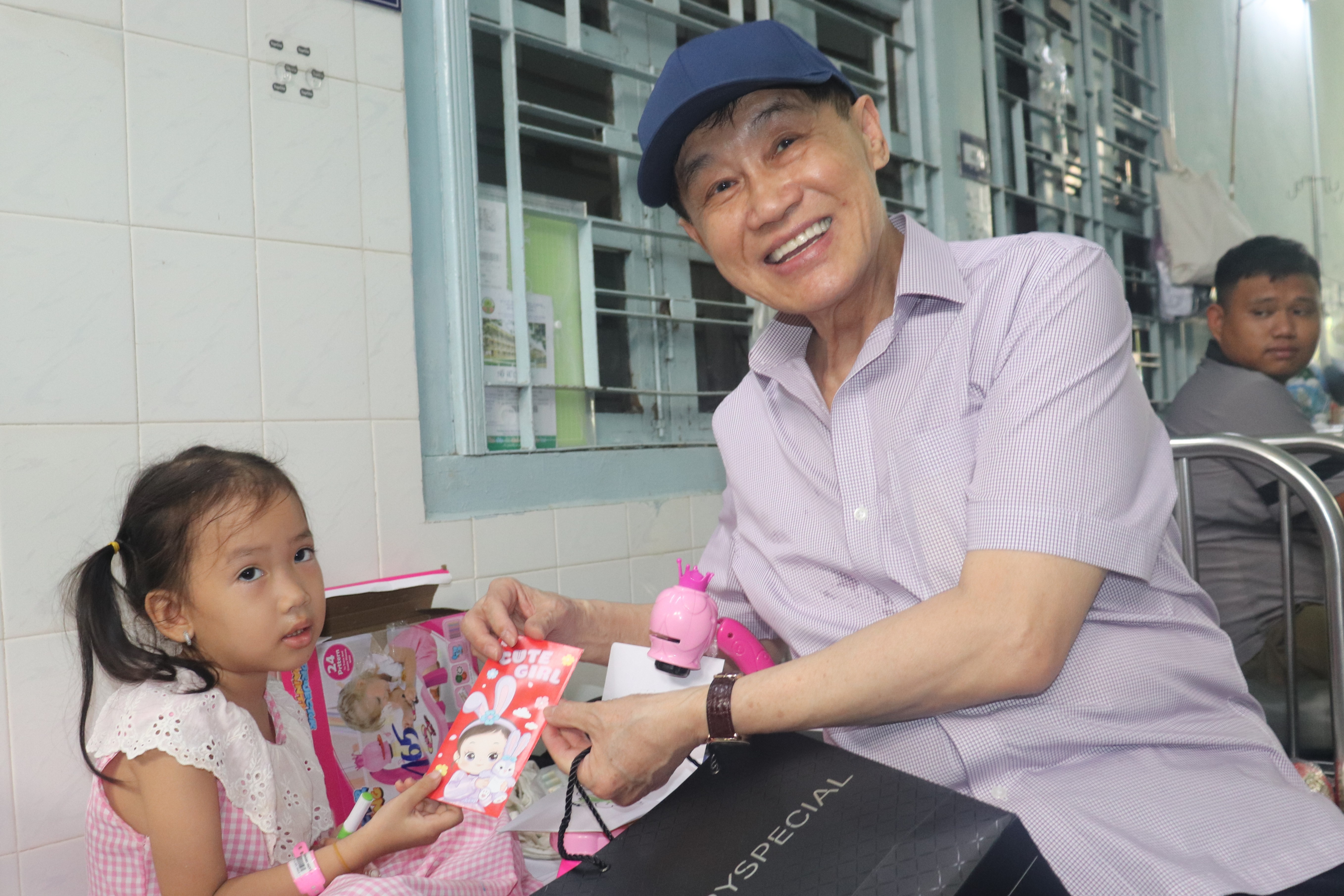 Ty phu Johnathan Hanh Nguyen don tuoi 75 theo cach dac biet hinh anh