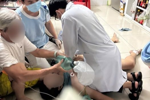 Nam giao vien o TP.HCM guc xuong sau bua com roi khong qua khoi hinh anh