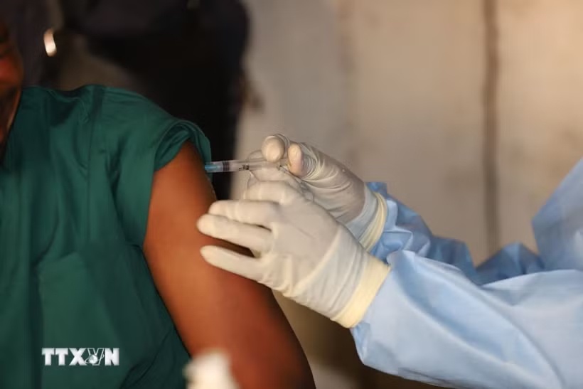 WHO de xuat thu nghiem vaccine va thuoc dieu tri Ebola moi hinh anh