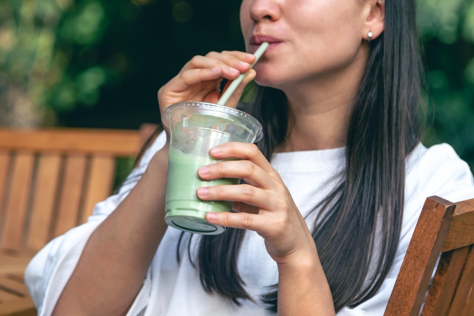 Nguoi phu nu ganh hau qua vi tu bo nuoc loc, me man mot loai nuoc hinh anh