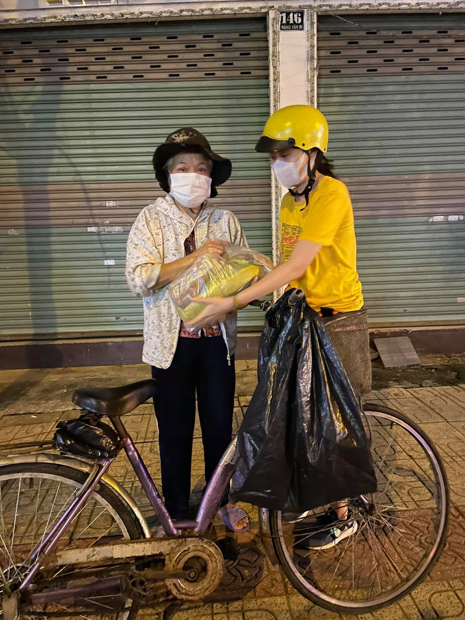 Sài Gòn Chợ Lạc Xoong hỗ trợ người nghèo TP.HCM ảnh 3 Sai Gon Cho Lac Xoong ho tro nguoi ngheo TP.HCM anh 3