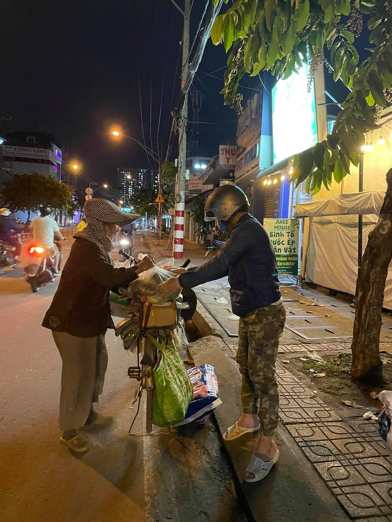 Sài Gòn Chợ Lạc Xoong hỗ trợ người nghèo TP.HCM ảnh 2 Sai Gon Cho Lac Xoong ho tro nguoi ngheo TP.HCM anh 2